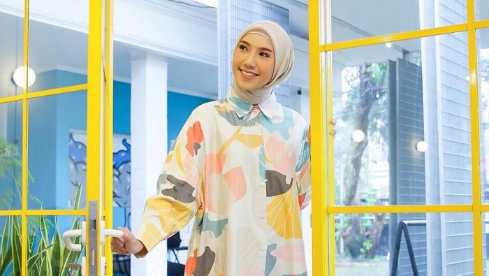 6 Ide Outfit Colorful Hijab Ala Selebgram