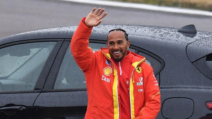 Hamilton Sebahagia Itu Akhirnya Jajal Ferrari untuk Kali Pertama