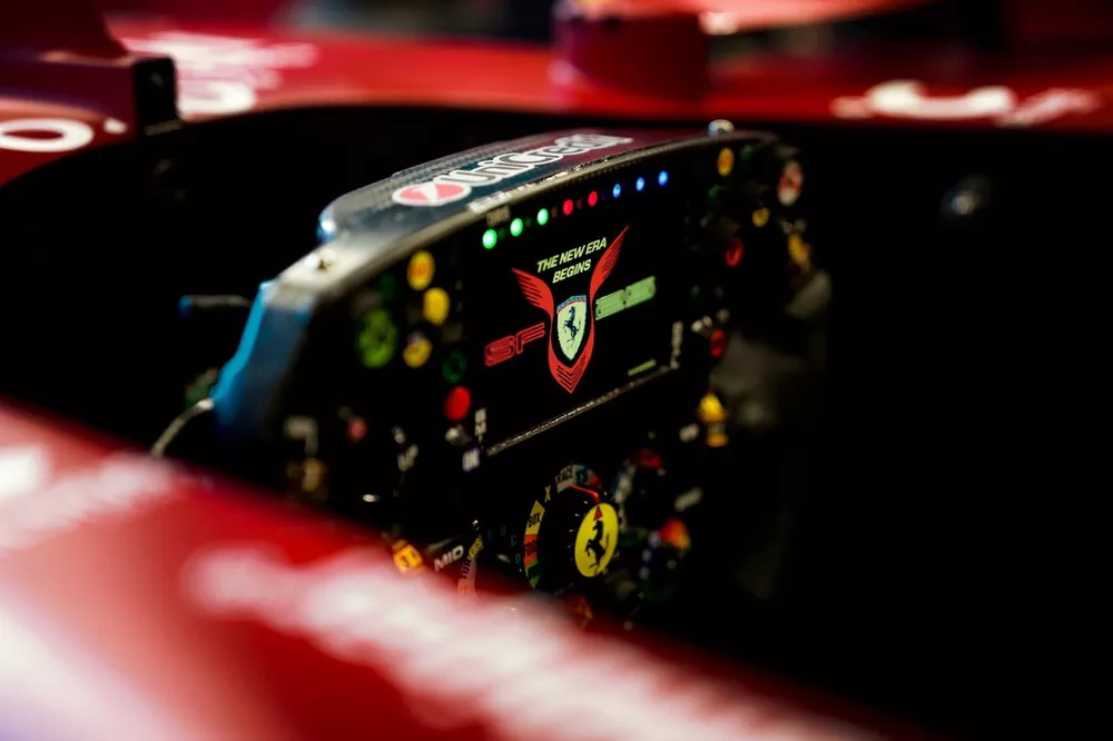 Paus Leo XIV Dihadiahi Setir Ferrari F1 yang Pernah Dipakai Leclerc